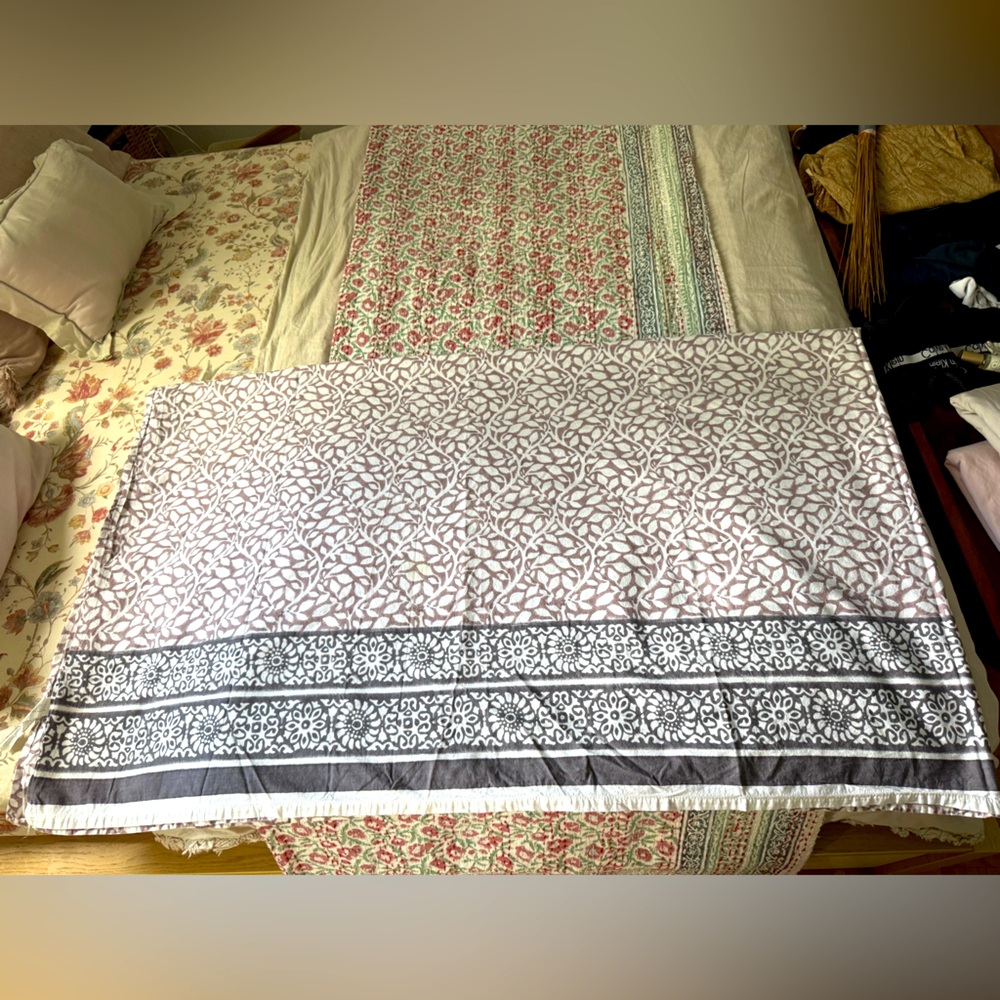 Elegant Gray and White Floral Patterned Queen Bedsheet